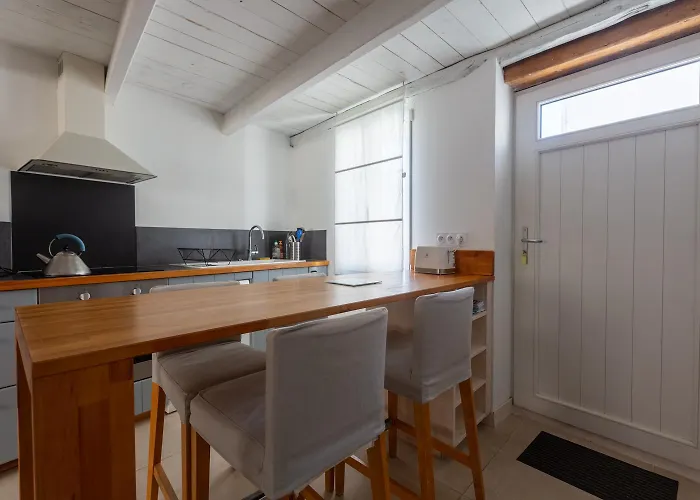 Les Maisons De L'olivette بيت للعطل *